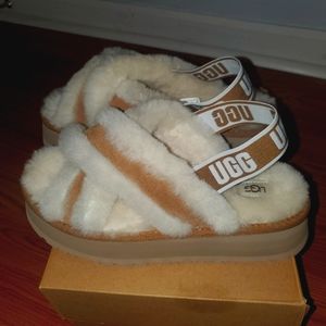 UGG Disco cross slides (fits 9/10) Never worn